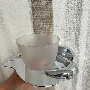 Soporte de pared para cepillos de dientes con vaso de vidrio esmerilado blanco y soporte decorativo de cromo pulido para baños clásicos o modernos - Product Image 3