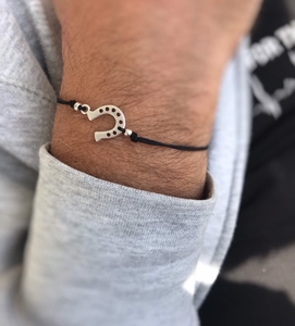 Bracciale a ferro di cavallo minimalista fatto a mano in acciaio inossidabile placcato oro Lucy regolabile gioielli regalo di amicizia alla moda - Product Image 2