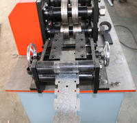 Machine de formage et de redressage de profilés métalliques en acier galvanisé pour la réparation de barrières de sécurité routières en treillis métallique