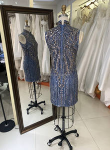 فساتين أنيقة رمادية قصيرة مطرزة ومزينة بالخرز لأم العروس مناسبة لحفلات العودة للوطن والكوكتيل وأعياد الميلاد - Product Image 3