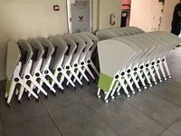 XHS-803 Bureau d'entraînement modulable et pliable DIY, unités courbées pour configuration circulaire, pieds à roulettes empilables, table de réunion blanc-vert