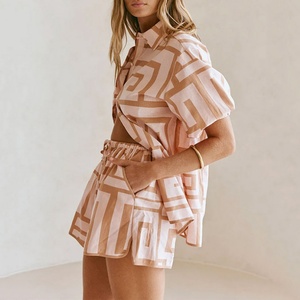 ชุดเซ็ตสองชิ้น เสื้อแขนสั้นลายเรขาคณิตสุดหรูสำหรับฤดูร้อน กางเกงขาสั้นผ้าลินินคุณภาพสูง ชุดสูทผู้หญิง - Product Image 3