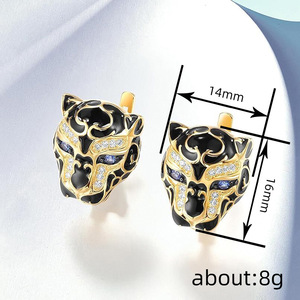 Orecchini a clip con testa di leopardo, design animale audace, gioielli di tendenza per donna, da indossare tutti i giorni. - Product Image 4