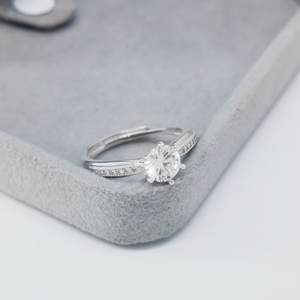 Bague de fiançailles romantique en argent 925 avec zircon, sertissage à six griffes, maintient solidement la pierre principale, motif trapézoïdal, petits diamants - Product Image 2