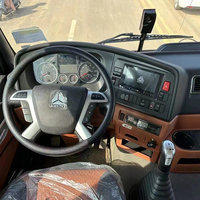 Grue Sinotruk Ho Wo 6x4 12T à bras articulé en 4 sections à faible coût pour le levage d'arbres et l'aménagement paysager