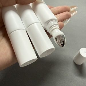 Voluminizador de Labios <span class=keywords><strong>Lip</strong></span> Glow <span class=keywords><strong>Volume</strong></span> Extreme Strong, 15 ml, Tubo Blanco Personalizado de Alta Calidad, Voluminizador de Labios con Etiqueta Privada - Product Image 4