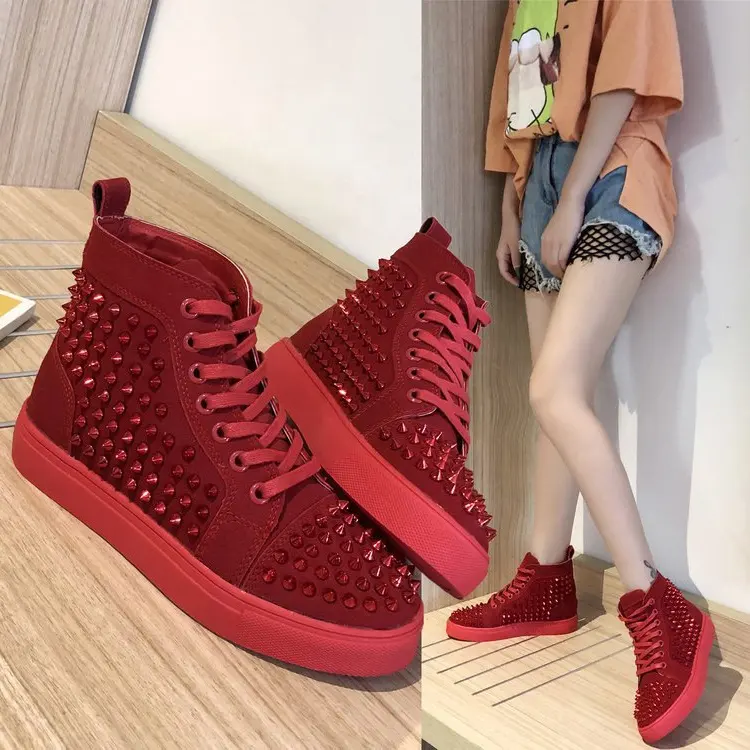 2022ผู้หญิงใหม่ Rivet รองเท้าร้อนสีแดงสีดำเข็มแฟชั่นลูกไม้ขึ้นรองเท้าผ้าใบฤดูหนาวขนาดใหญ่ผู้หญิงสาวเย็นร้อนขายรองเท้า