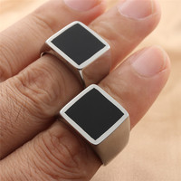 Bague géométrique en acier titane pour homme Yunnique avec incrustation en résine époxy noire – Bijou tendance, idée cadeau