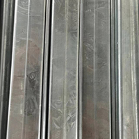 Système de fixation durable pour film PE de serre agricole à portée unique avec cannelure de verrouillage et fil à ressort pour l'installation