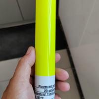 Revêtement en poudre polyester couleur bonbon fluorescente 2026, application en une seule couche