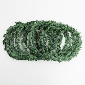 Guirnaldas de Hojas Verdes Artificiales de 7.5 Metros, Decoraciones de Plástico para Bodas y Hogar al Aire Libre - Product Image 5