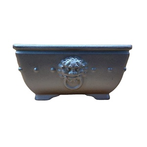 Quadratischer unglasierter Luxus-Goldton-Topfton mit Trommel nägeln und Biest-Design - Product Image 1