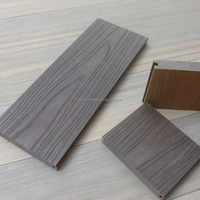 Planches de terrasse modernes en bois composite creux et imperméables en plastique pour l'extérieur Planches de terrasse de piscine antidérapantes Planches de sol en wpc pour grain de bois