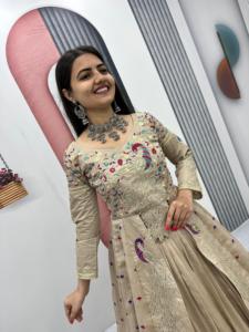 Nueva Colección Vestido Clásico Largo Hasta el Suelo con Estampado Floral, Bordado, Decoración de Borlas y Lentejuelas de Hilo Pesado Natural - Product Image 4