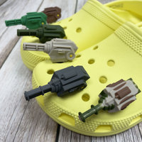 Vente en gros personnalisée 3D pvc bricolage sabot sandale armes accessoires chaussures décorations Gatling cool chaussures breloques pour enfants