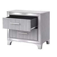 Table de chevet contemporaine en acrylique avec deux tiroirs, table de chevet rembourrée, pieds en métal argenté, table d'appoint moderne pour chambre à coucher
