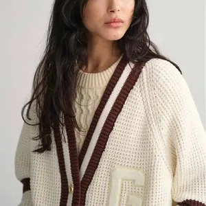 2024 Bán Buôn Cardigan Unisex Dệt Kim Nhà Cung Cấp Nhà Máy Sản Xuất Tùy Chỉnh Thiết Kế Thương Hiệu Áo Len Phụ Nữ Quá Khổ Varsity Cardigan - Product Image 3