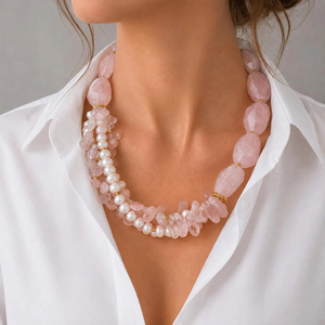 Collana Boho Estiva Moderna con Quarzo Rosa e Perle, Collana Statement a Più Fili con Quarzo Rosa e Perle per Donne - Product Image 1