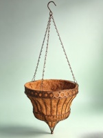 Panier suspendu vintage en métal bronze sculpté à la main avec doublure en fibre de coco, pot suspendu à chaîne pour la décoration de la maison et du jardin