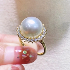 แหวนเงินแท้ S925 ฝังพลอยสีขาวออสเตรเลีย ขนาด 12-13 มม. น้ำทะเลธรรมชาติ  งานฝังแบบกรงเล็บ  แทบไร้ตำหนิ  พร้อมกล่องของขวัญและใบรับรอง - Product Image 2