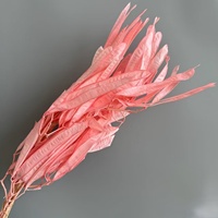 Silvester-Dekoration: Konservierte Penglai-Kiefernblüten und Drachenbartgras in Rosa-Tönen für Hochzeits-Willkommensdisplays