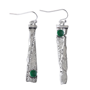 Orecchini pendenti vintage curvi e dentellati con pietra verde, stile gotico, da donna - Product Image 5