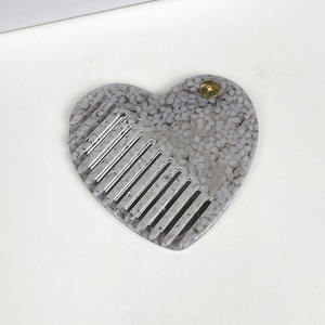 Espejo de Maquillaje Portátil de Alta Calidad con un Diseño de Corazón en Forma de Vinagre y un Peine Incorporado. - Product Image 5
