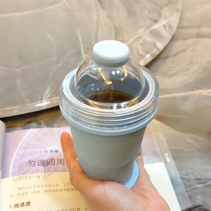 แก้วน้ำแข็งซิลิโคนพับได้ 2-in-1 พร้อมที่ทำน้ำแข็งขนาดใหญ่ ฝาปิดแบบหลอดดูดน้ำ ใช้ซ้ำได้ เป็นมิตรกับสิ่งแวดล้อม ทำความสะอาดง่าย เกรดอาหาร พก<span class=keywords><strong>พา</strong></span>สะดวก - Product Image 2