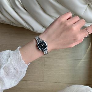 นาฬิกาข้อมือผู้หญิงทรงเหลี่ยม สายสแตนเลส ดีไซน์เรียบง่าย สีเงิน สีทอง ระบบควอตซ์ สไตล์มินิมอล ลดราคาพิเศษ - Product Image 5