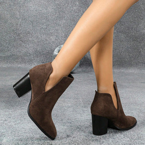 Bottines Chelsea pour femmes en daim à bout pointu et talon épais, style tendance à enfiler - Product Image 4