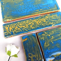 Mosaïque artisanale en céramique transformée au four, sur mesure, classique, bleu océan et or fusionné, tailles variées, moderne