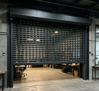 Volet roulant en aluminium au design moderne pour devanture de magasin, grille de sécurité