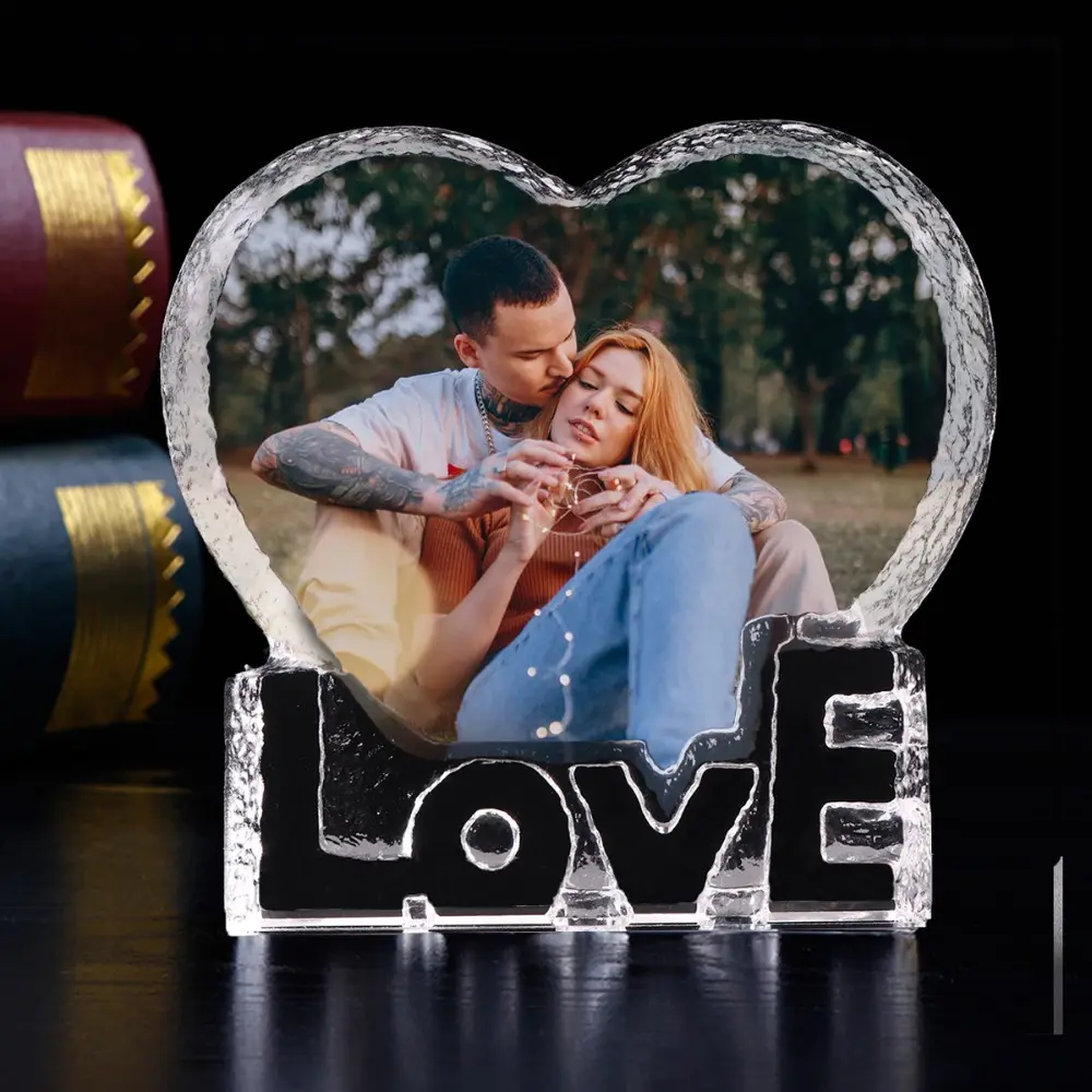 उच्च गुणवत्ता दिल के आकार का प्यार फोटो फ्रेम अनुकूलित 3d लेजर क्रिस्टल फोटो फ्रेम शादी स्मारिका