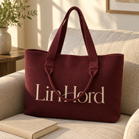 Sac à bandoulière tricoté avec logo personnalisé et poignées longues et courtes pour les collections de vêtements de week-end pour femmes par des marques de mode de boutique
