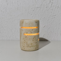 Lampe de table cylindrique en travertin naturel sculptée à la main, logo personnalisé OEM pour villa, hôtel, majlis, chambre, décoration d'ambiance à domicile