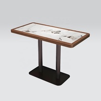 Tables et chaises modernes de style industriel en bois massif avec plateau en marbre personnalisables pour la salle à manger dans les hôtels, les restaurants, les salons de thé