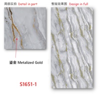 Panneau mural en PVC simulé marbre blanc avec des détails de veines grises et dorées pour des projets de surfaces murales décoratives élégantes