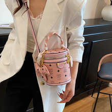 <span class=keywords><strong>Bolso</strong></span> de Mano Tipo Bandolera Mini de Lujo Ligero de Alta Gama con Cierre de Cremallera y Correa Única para Mujer, Otoño-Invierno 2026, en PU Suave con Letras, para Uso Diario - Product Image 4
