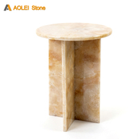 Table basse en marbre travertin beige à pieds croisés, style moderne et organique, idéale pour l'aménagement intérieur Japandi et les cafés chaleureux