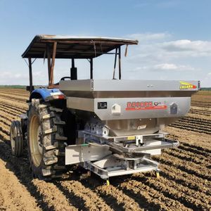 ناثرة سماد أحادية القرص للحقول الكبيرة بعرض 12-22 متر، تحكم هيدروليكي، وصلة ثلاثية النقاط، عالية الكفاءة للاستخدام الزراعي، علبة تروس 70 حصان - Product Image 3