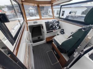 Le bateau de loisirs en fibre de verre de 28 pieds offre un équilibre entre les bateaux ouverts et les grands yachts pour de courtes escapades - Product Image 3