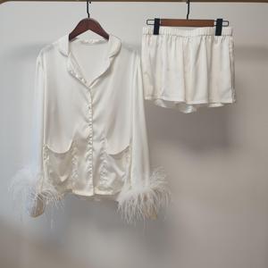 Pijamas Femininos Elegantes para Festa, Conjunto de Pijamas Térmicos de Seda Satin com Manga Longa e Detalhes em Plumas - Product Image 4