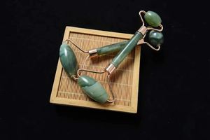 Rodillo de piedra de jade verde de suministro propio de fábrica, rodillo de masaje de jade facial natural con herramientas <span class=keywords><strong>Guasha</strong></span> - Product Image 4