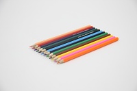 Lot de crayons hexagonaux en bois CENTURY 12 couleurs, écologiques et économiques, avec mines profondes et souples, dans une boîte en papier, option logo personnalisé