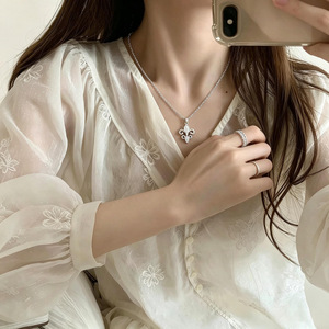 [ Préface de poème ] Collier ras-du-cou en alliage avec pendentif croix style pièce de monnaie ancienne, fleur d'iris naturelle et chaîne à maillons en coquille blanche - Product Image 2