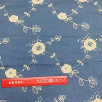 Kain Denim Bordir Motif Bunga Mete Sentuhan Lembut Grosir Pabrik untuk Celana Rok Denim Kemeja Musim Semi / Musim Panas