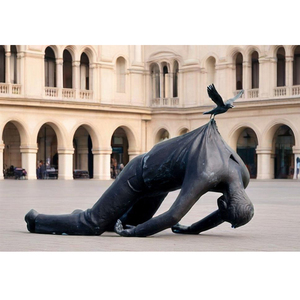 Famosa Escultura <span class=keywords><strong>de</strong></span> Bronce <span class=keywords><strong>de</strong></span> Gran Tamaño <span class=keywords><strong>para</strong></span> Exteriores, Estatua <span class=keywords><strong>de</strong></span> un Hombre Sosteniendo un Pájaro, en Venta - Product Image 5
