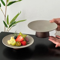Vintage keramische porseleinen grijze ronde borden met voet voor restaurant, diner, dessert, cake, fruit, met logo