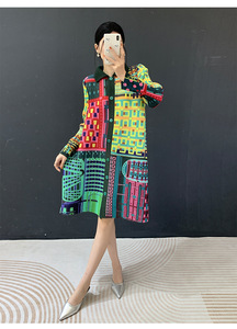 เสื้อพิมพ์ลายดอกไม้ แบรนด์ PY Fashion Forward Miyake ทรงพลีท คอปก แขนยาว สไตล์ลำลอง สำหรับฤดูใบไม้ผลิ ผลิตจากโพลีเอสเตอร์ 100% ขายส่งจำนวนมากสำหรับผู้หญิง - Product Image 5