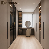 Dressing sur mesure de luxe pour chambre de villa avec îlot de rangement, tiroirs, portes vitrées et éclairage LED - Fournisseur OEM d'usine